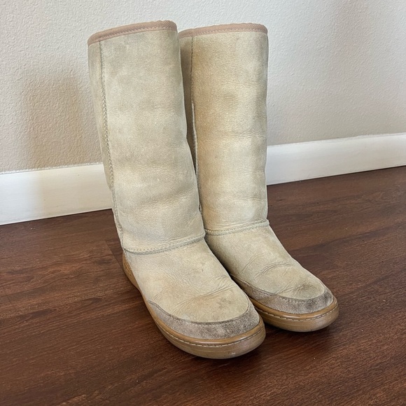 RARE UGGS Boots - Picture 5 of 12